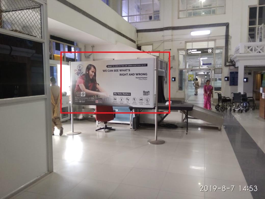 Arrival -8 x 4 Ft -Towards Exit - back Lit Panels Arrival -8 x 4 Ft -Towards Exit - back Lit Panels