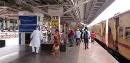 Platform number 4 & 5 center piller