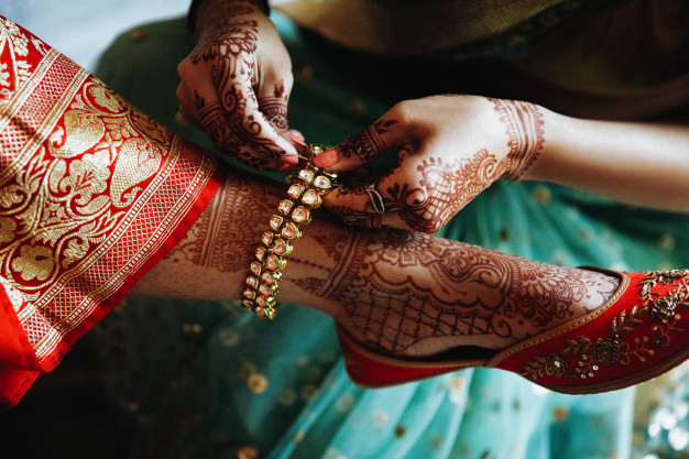Woman Puts Bracelet Hindu Bride S Leg 8353 8851